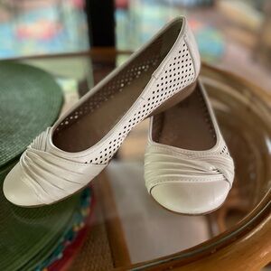 Like New Cliff’s White Mountain White Flats w Cutouts & Draped Toe Box 8.5 M
